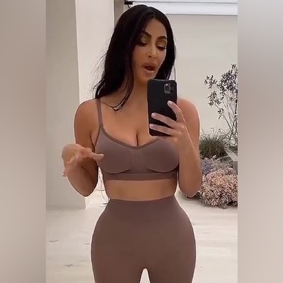 SKIMS SEAMLESS SCULPT MID THIGH SHORT OXIDE S/M - Picture 3 of 5